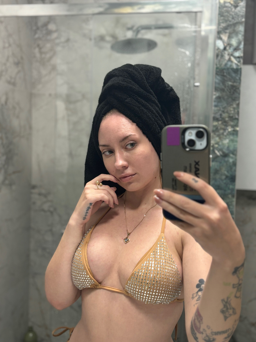 Nude girl KateV in Miami