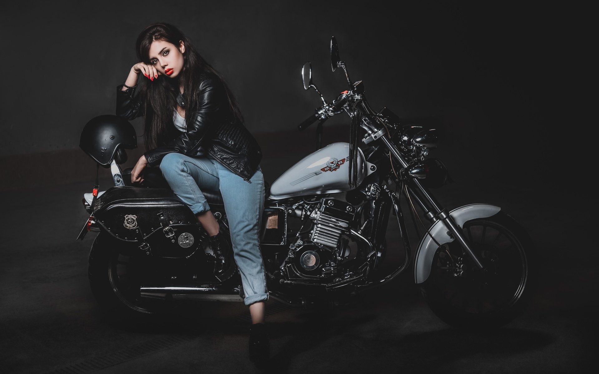 Biker girls: style and drive brings the glow — live moments in Miami