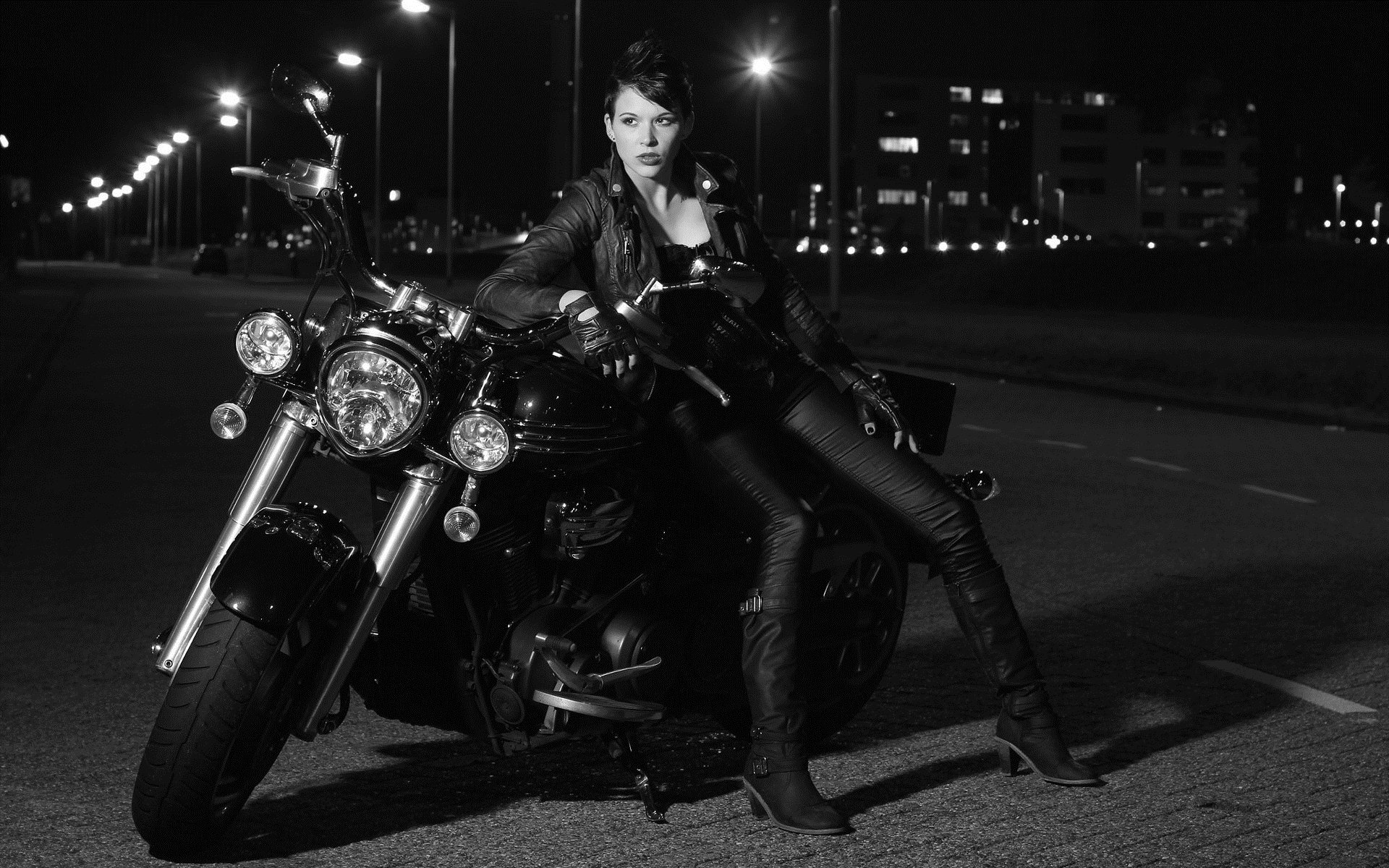Photo Beautiful girls and motorcycles in Miami